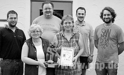 Die Sieger vom Gasthaus Irging mit der geschnitzten Trophäe. (Foto: red)