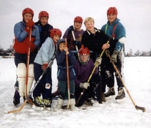 Vor 25 Jahren im winterlichen Kirchdorf schlossen sich ein paar Jungs zum Eishockeyspielen zusammen. Später tauften sie sich auf den Namen